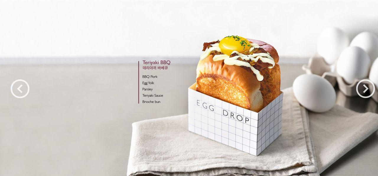 Egg Drop соус, гахайн мах, задарсан өндөг түрхсэн териаки BBQ сэндвич.